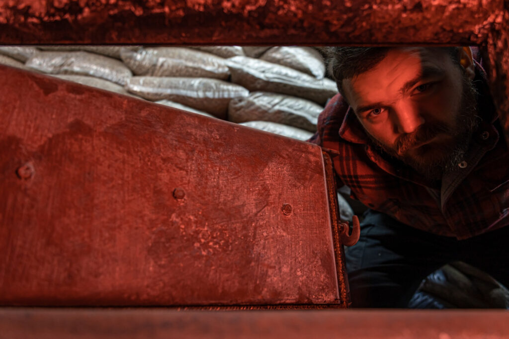 Hombre buscando pistas durante escape room