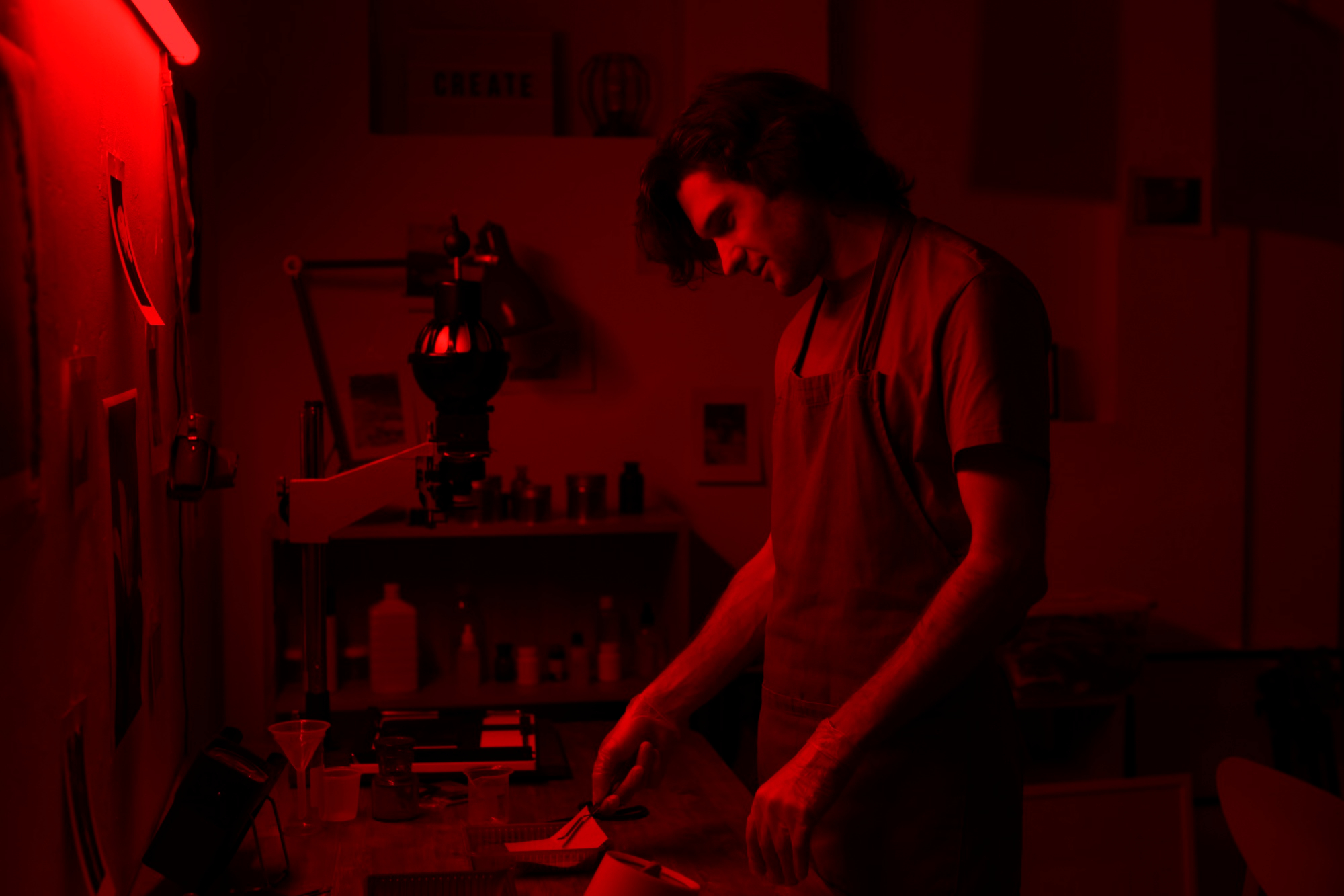 Chico durante. escape room de miedo